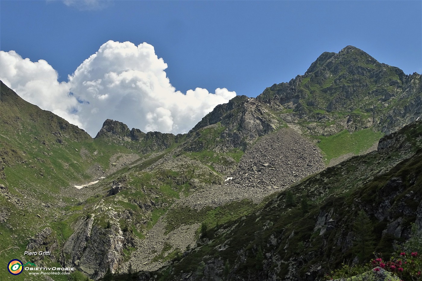 44 Dal Lago Grande zoom su Cima Cadelle a dx e Valle-Passo dei lupi a sx.JPG